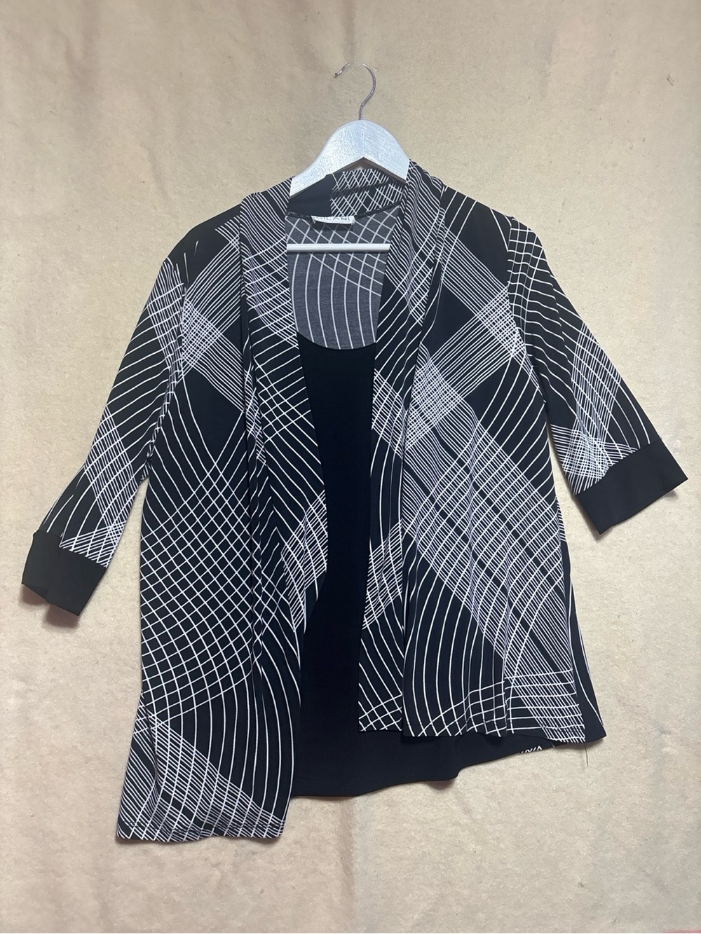 Black and White Geometric Open-Front Women's Blouse XL-1X 
Item 19